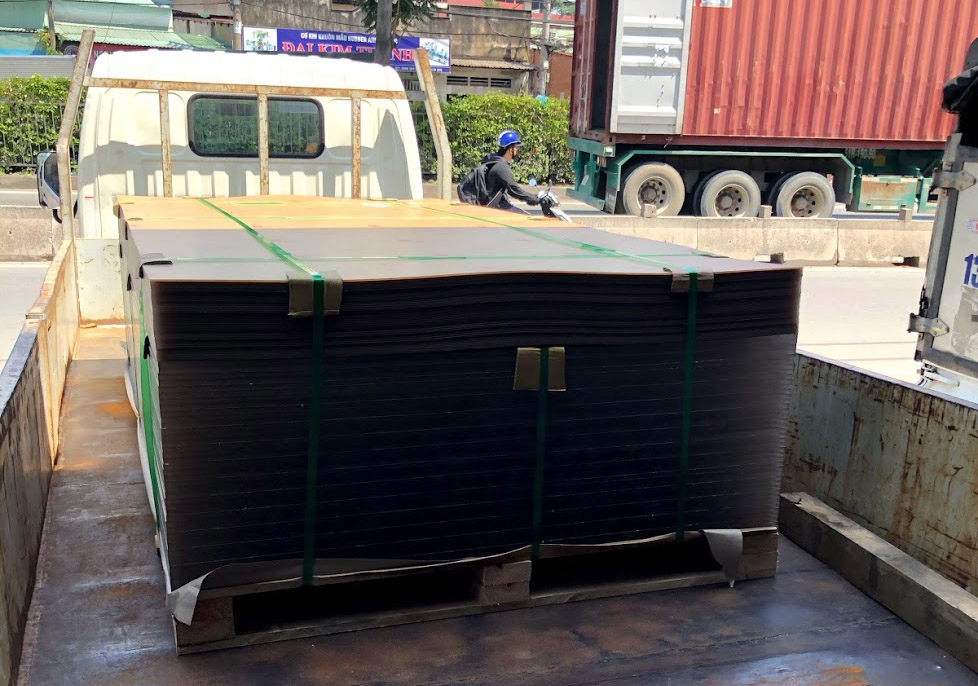 vách ngăn mica bàn làm việc,vách ngăn bàn làm việc bằng mica 19